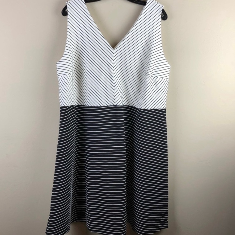 LOFT V Neck white/ black sleeveless dress